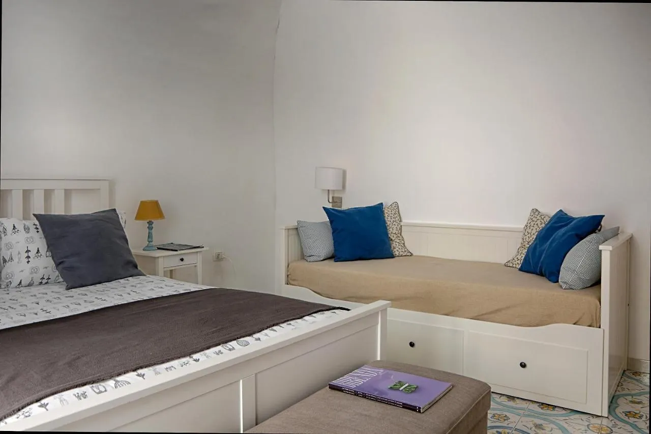 Lovely Apartment Near Via Dei Mille - Chiaia Area Naples