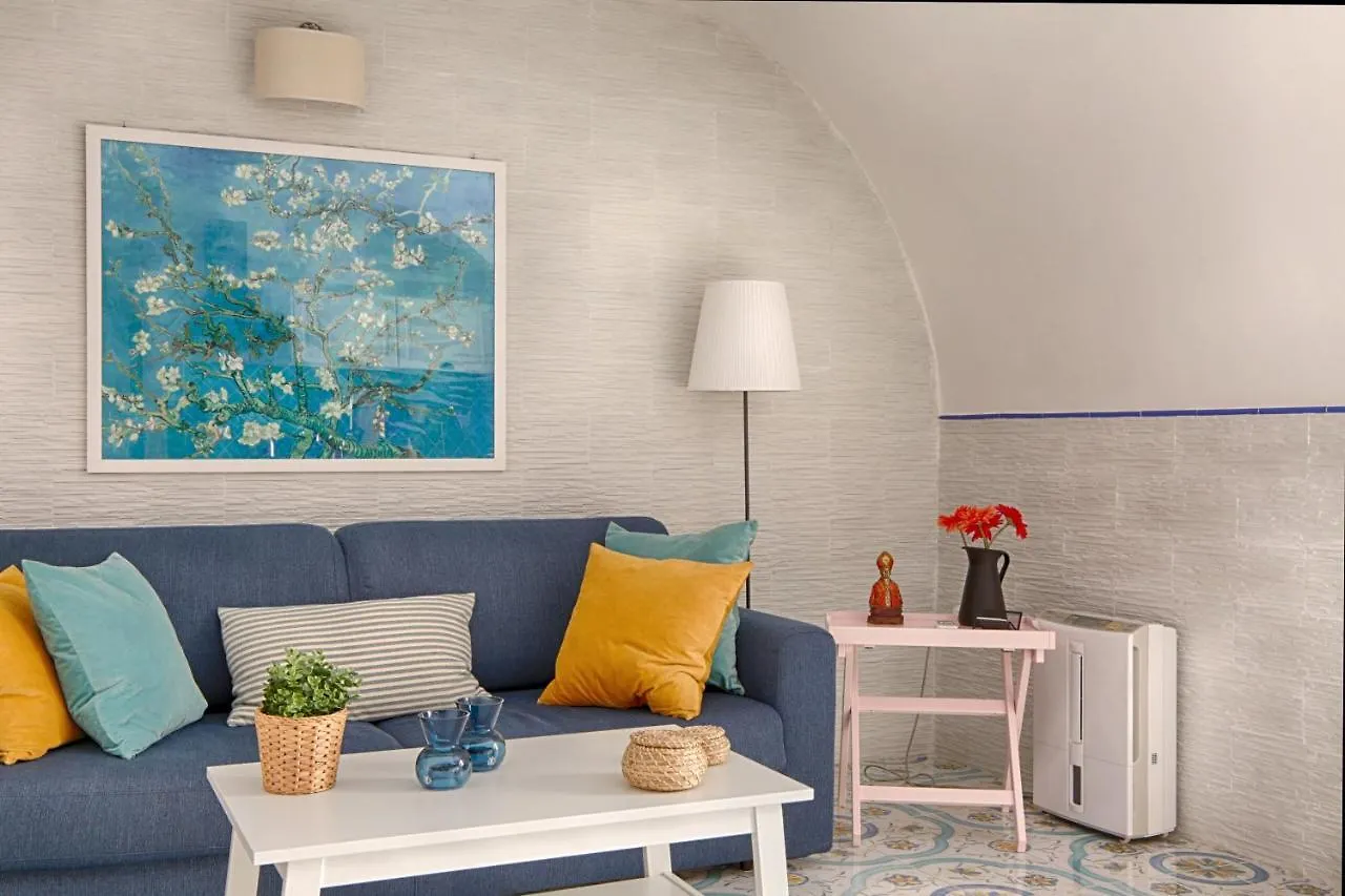 Lovely Apartment Near Via Dei Mille - Chiaia Area Naples
