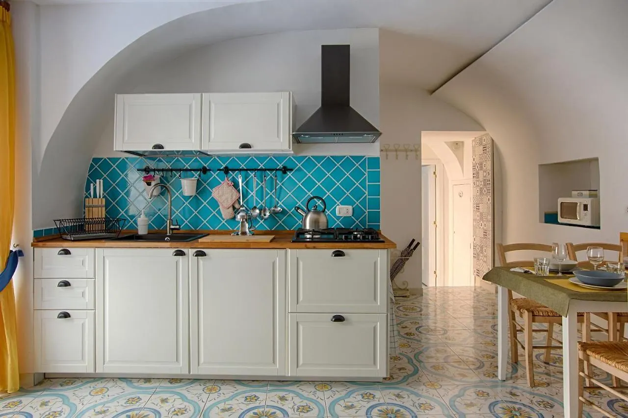 Lovely Apartment Near Via Dei Mille - Chiaia Area Naples Italy