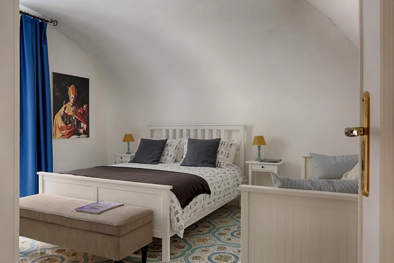 Lovely Apartment Near Via Dei Mille - Chiaia Area Naples
