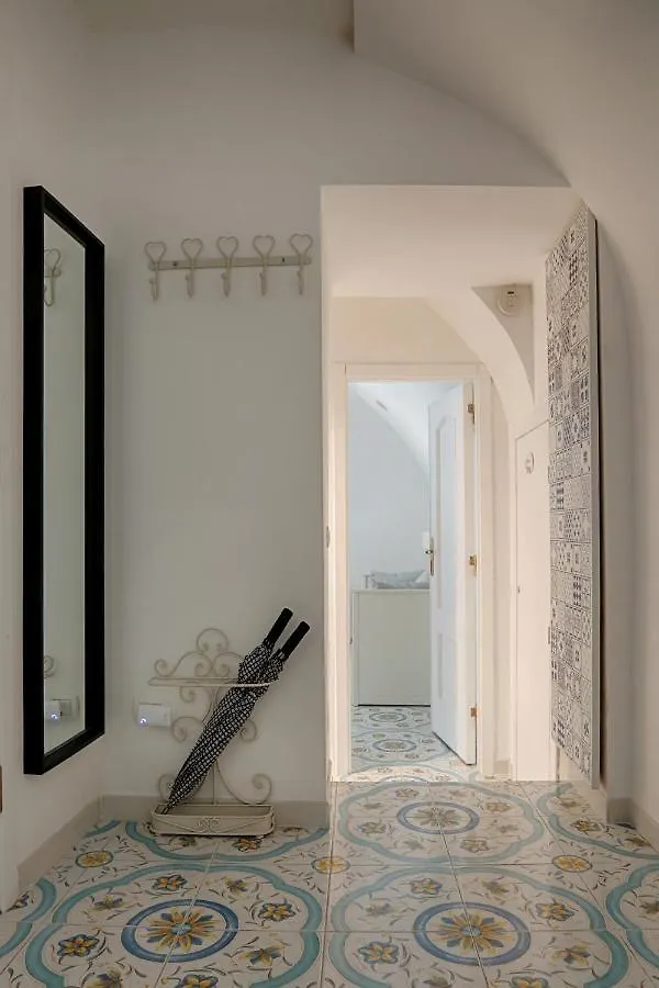 Lovely Apartment Near Via Dei Mille - Chiaia Area Naples