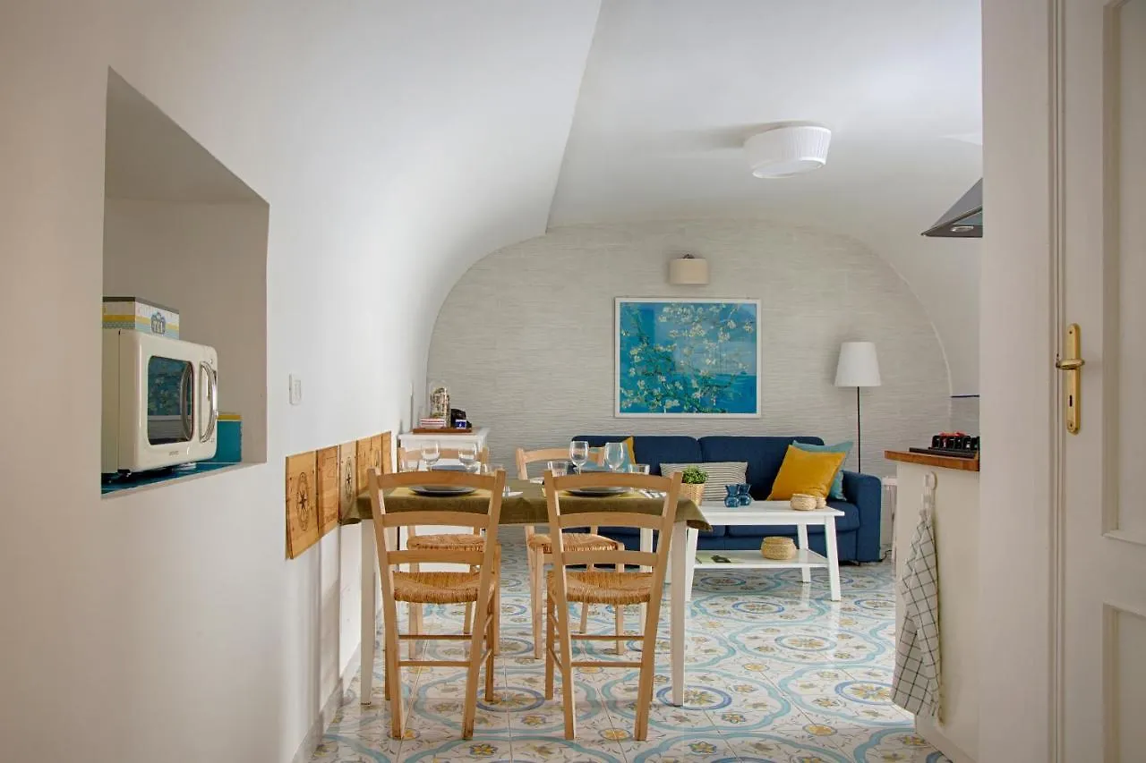 Lovely Apartment Near Via Dei Mille - Chiaia Area نابولي