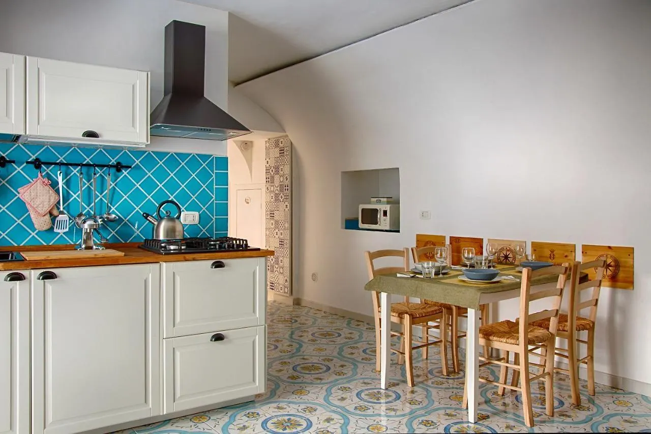 Lovely Apartment Near Via Dei Mille - Chiaia Area نابولي