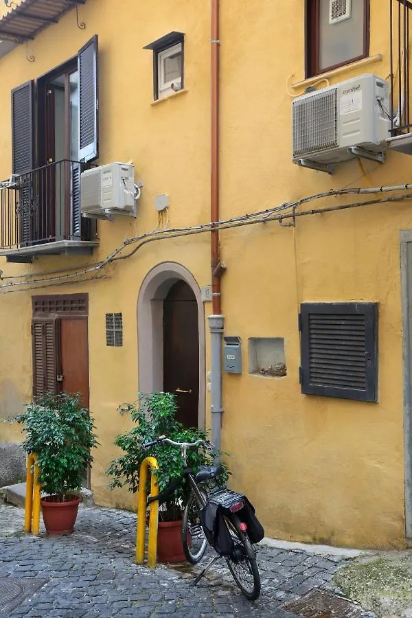 Lovely Apartment Near Via Dei Mille - Chiaia Area Naples