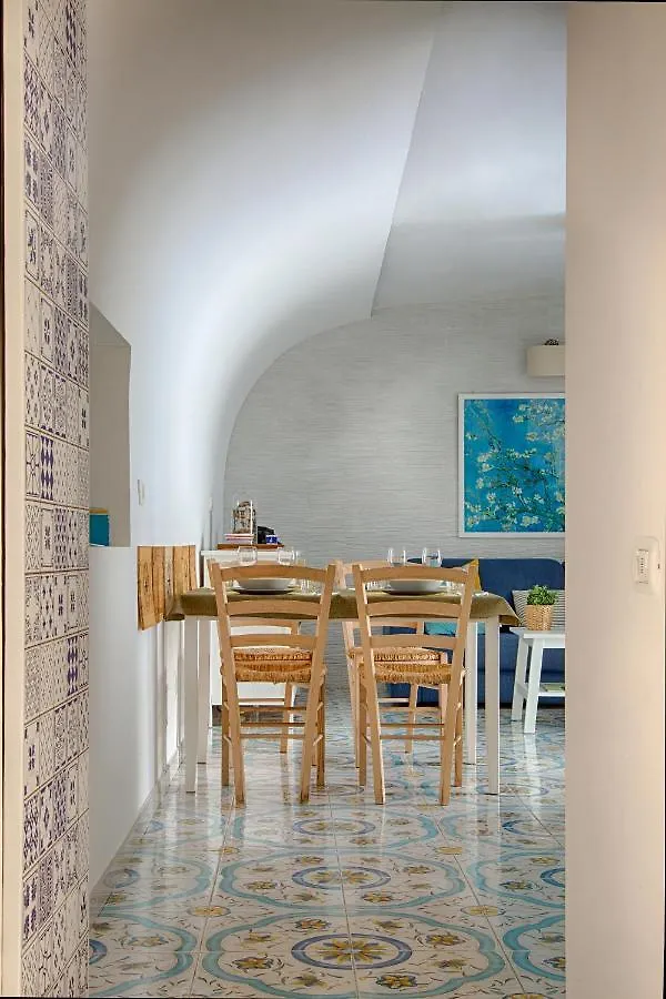 Lovely Apartment Near Via Dei Mille - Chiaia Area Naples