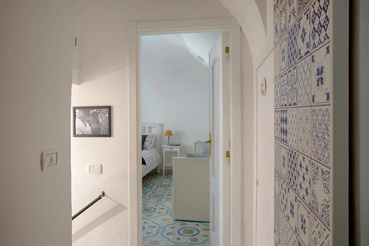 Lovely Apartment Near Via Dei Mille - Chiaia Area Naples